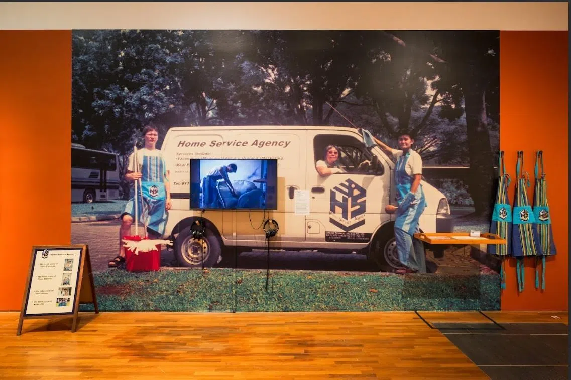 新加坡艺术家王良吟（坐在车内）与Twardzik Ching Chor Leng、 Vincent Twardzik Ching合作的行为艺术《家政服务》。（国家美术馆提供）