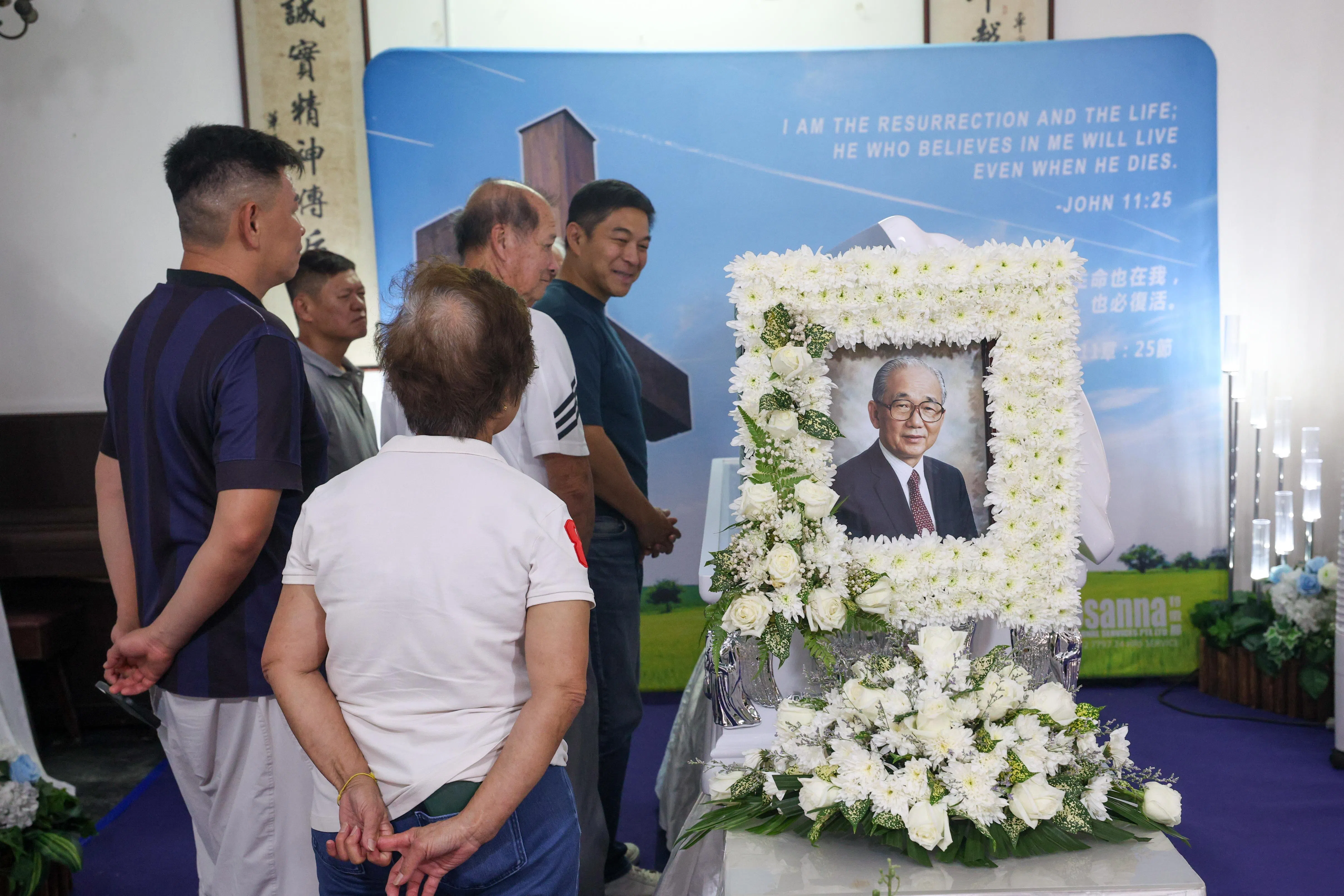 前国会议长陈川仁（右一）到灵堂悼念卓诚实。（陈渊庄摄）