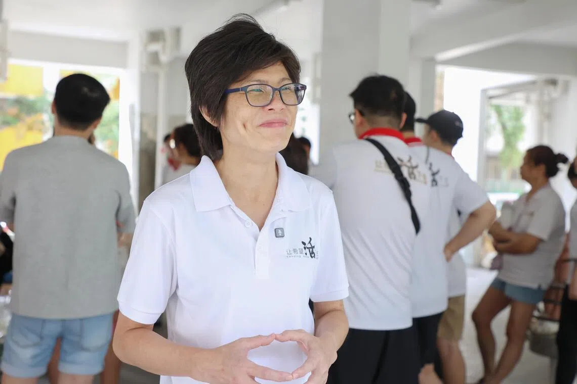 义工李秀燕祝愿潘迎芬身体健康，唯有身心安好，才能继续与大家携手，为社会做出更多贡献。（游甯稀摄）