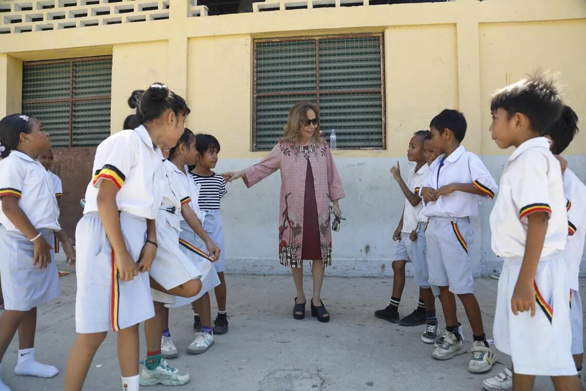 东帝汶中华总商会会长张芳霞（中）与在中华学校校舍上课的学生互动。（特约摄影Antonio Daciparu摄）