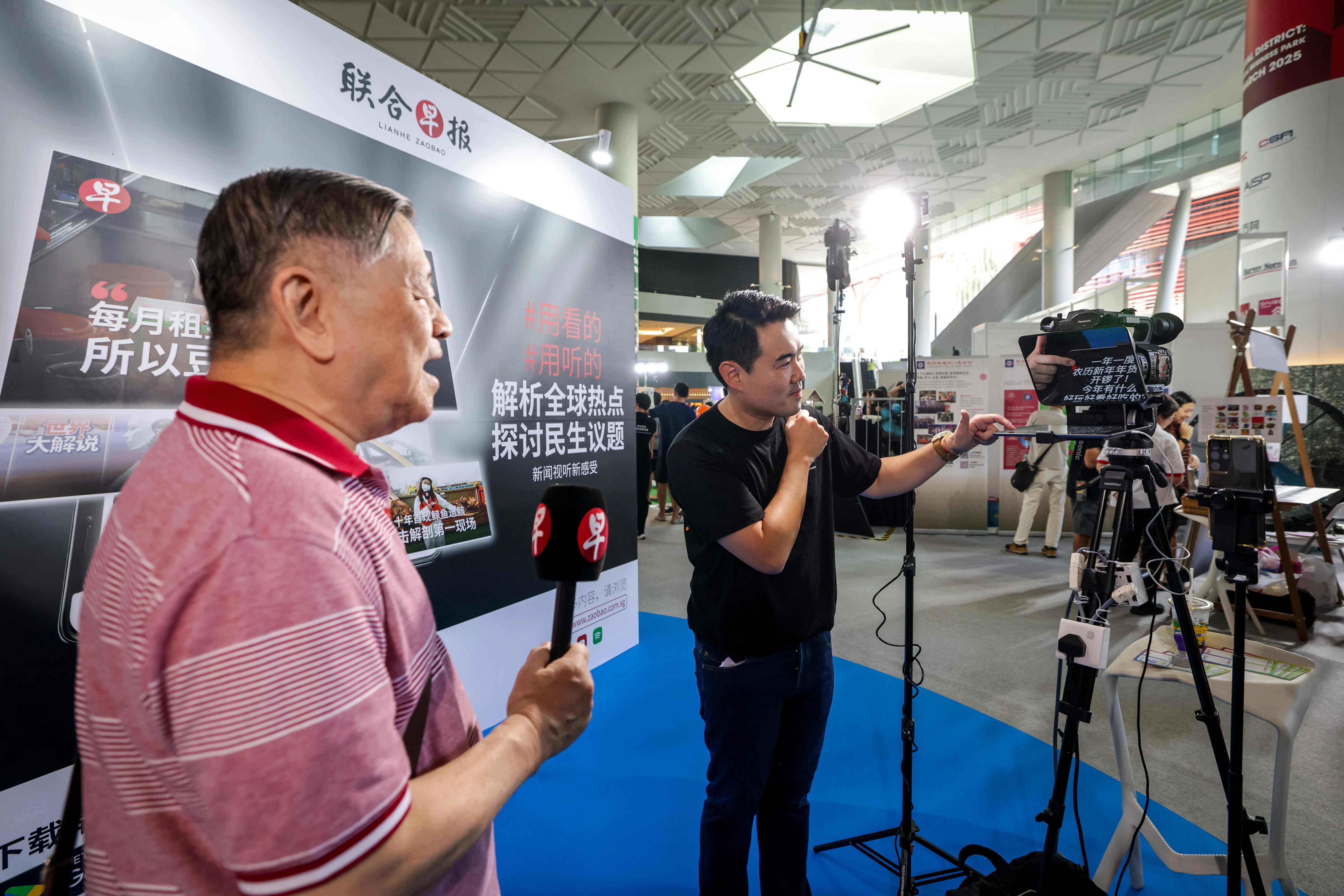 公众有机会当上主播和记者，拿着麦克风现场播报一段新闻，体验新闻播报流程。（叶振忠摄）