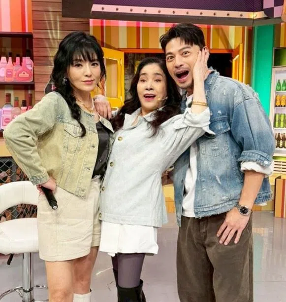 李亚萍（中）与《11点热吵店》主持人唐绮阳和阿Ken合照。（TVBS新闻网）