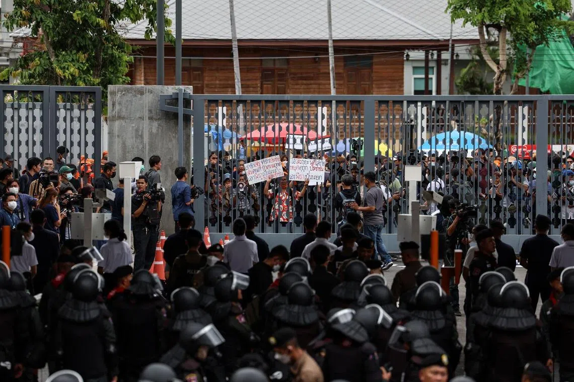 泰国国会星期三（7月19日）辩论前进党党魁披塔参选首相的资格时，一群前进党支持者在国会外声援披塔。（彭博社）
