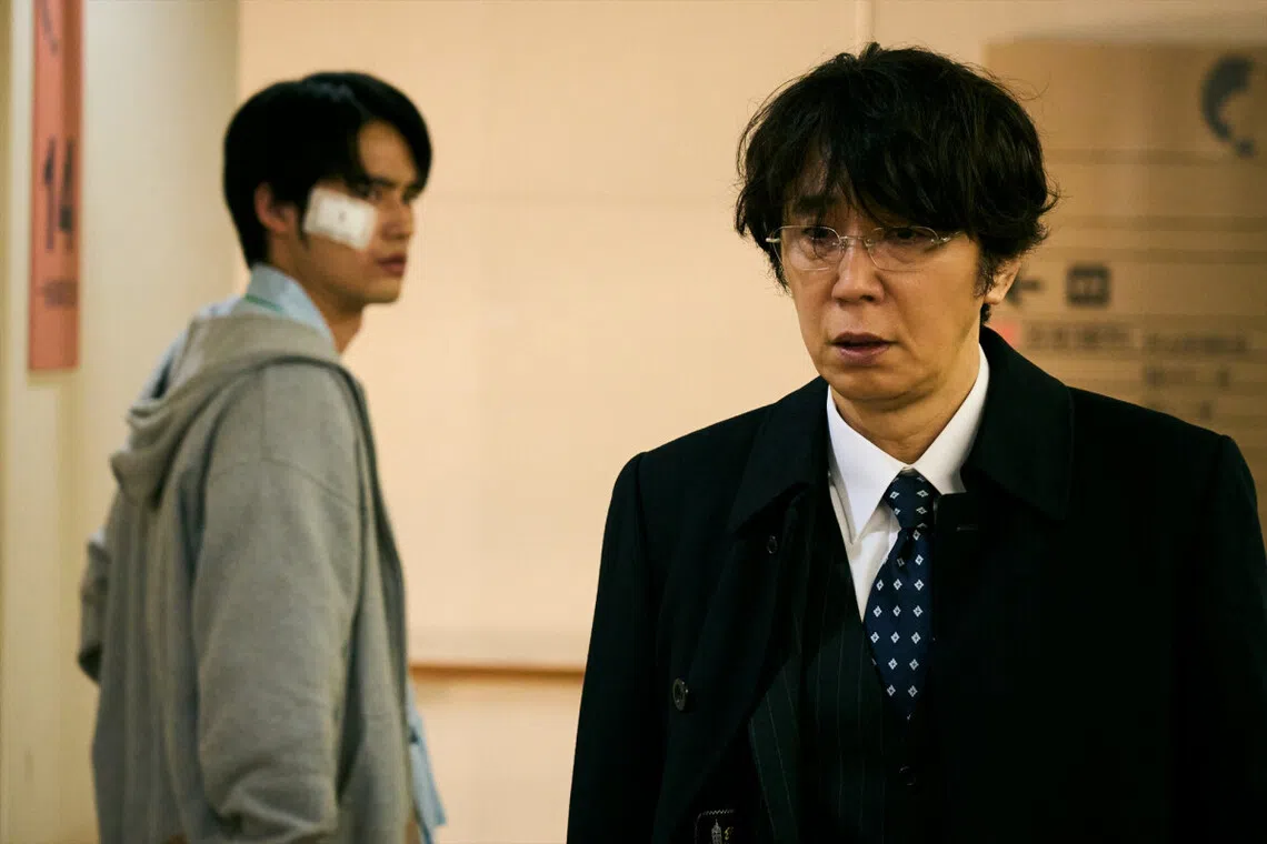 中山裕介（右）对水上恒司说的一句“只要再撑十天就能活下去”，牵扯出复杂的社会黑幕。（互联网）