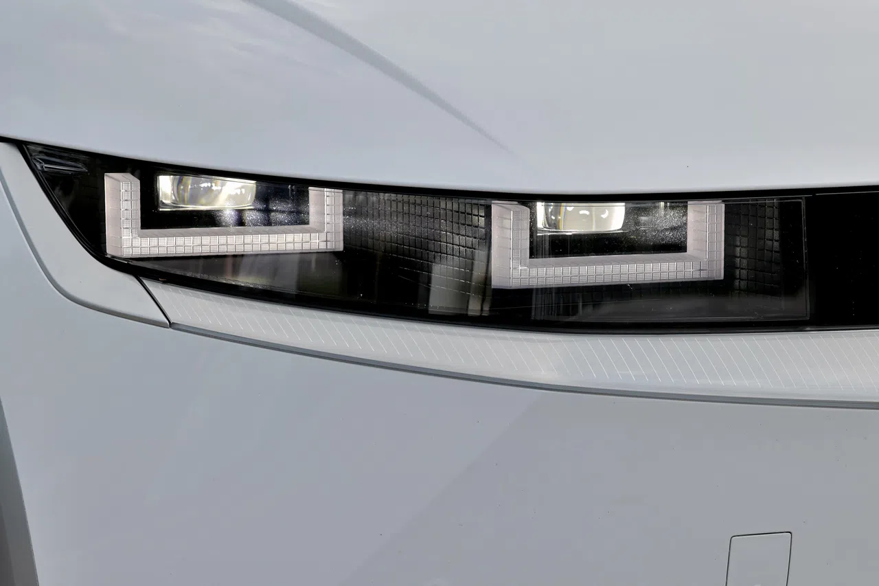 前脸的矩形日间行车灯科技感十足。（龙国雄摄）