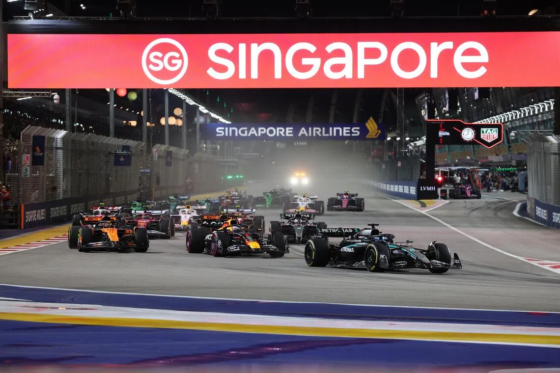 20辆赛车在正赛起跑时争夺好位置，取得杆位的马赛地车手拉塞尔（右）最后顺利夺冠。（唐家鸿摄）