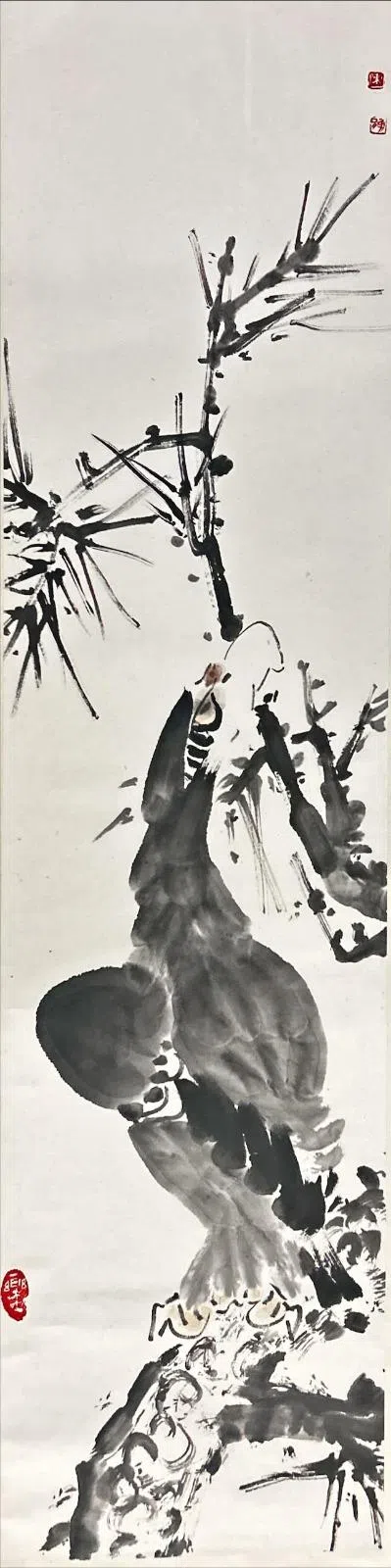 陈有勇写鹰水墨画。（海卉艺苑提供）