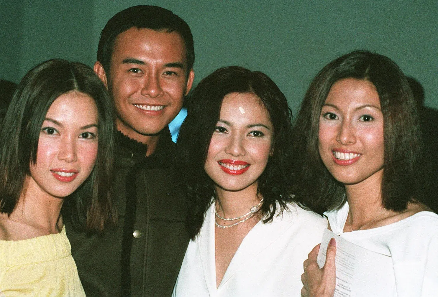 钟琴（左起）、王禄江、欧菁仙和黄嫊方当年一起主持《城人杂志》。（档案照）