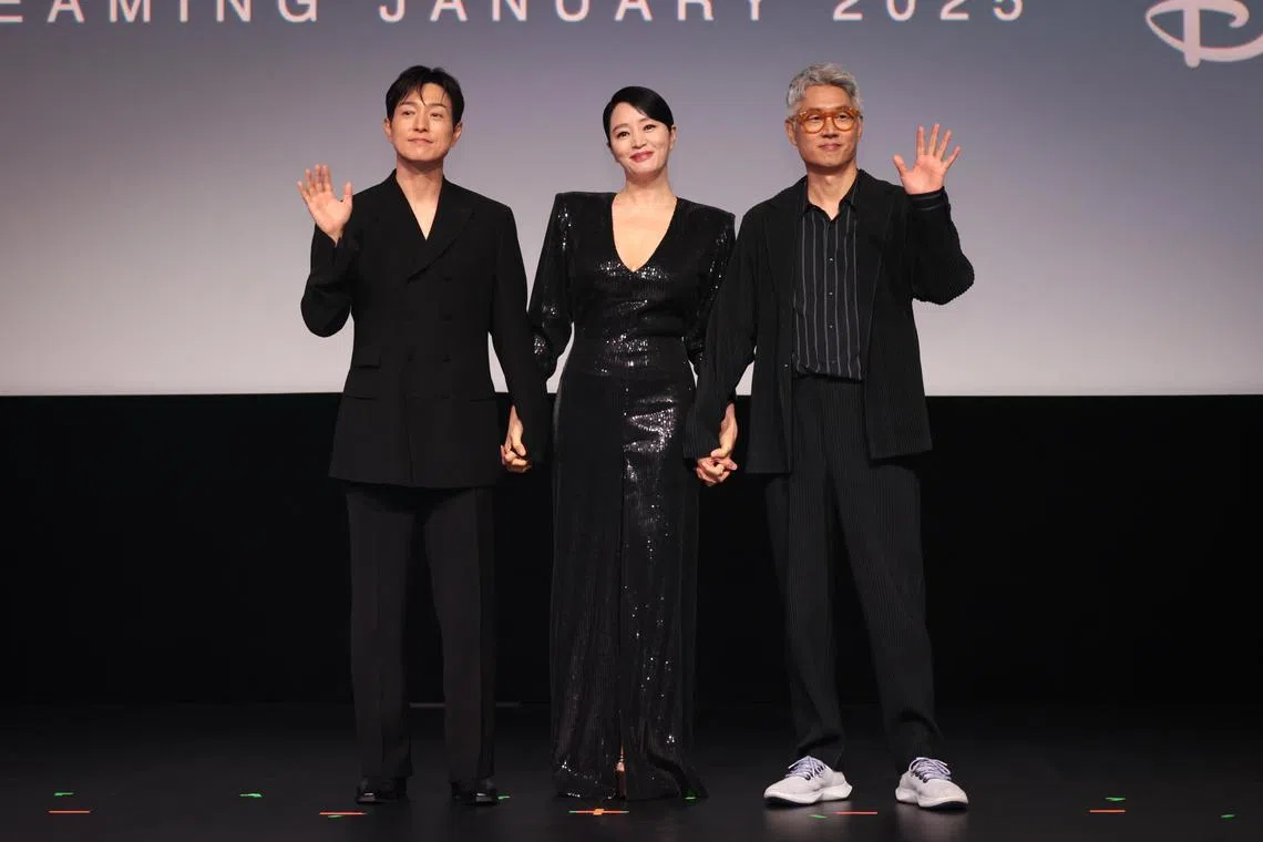 郑星一（左起）、金憓秀和导演刘善东为社会剧《揭密最前线》造势。（张俊杰摄）