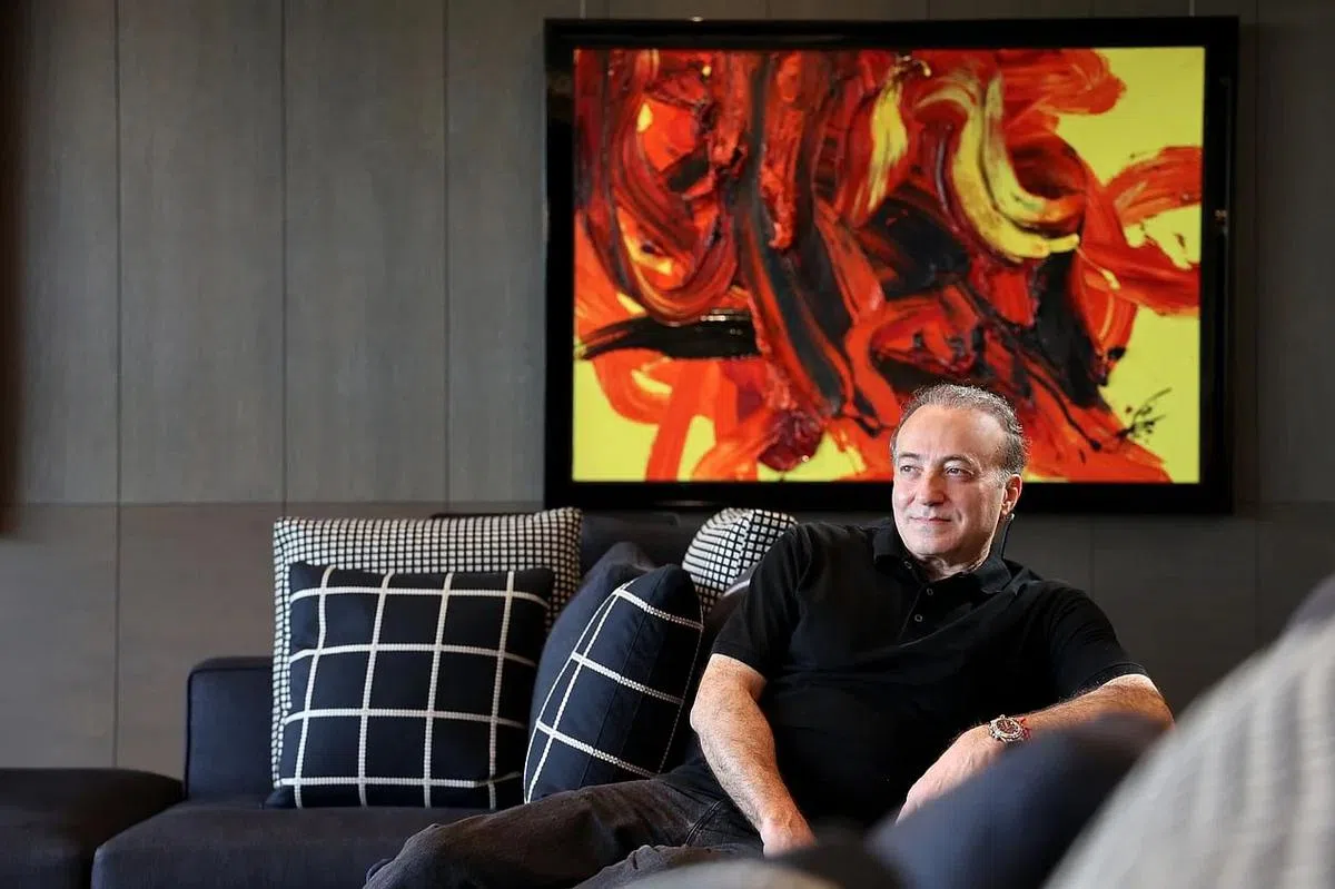 这栋四层楼豪宅的主人纳拉穆扎尹家族经营石油与房地产。（龙国雄摄）