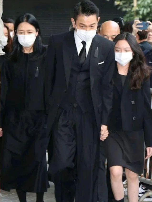 刘德华（中）日前带着妻自朱丽蒨（左一）和女儿刘向蕙处理父亲刘礼的后事。（互联网）