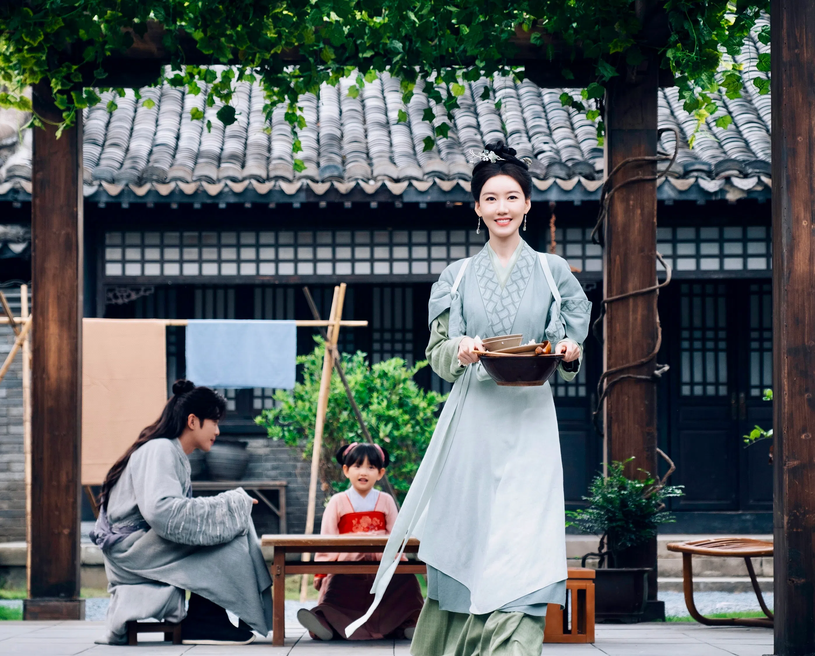 田雨饰演的王启年，妻女由高露（右）和小演员李珞安（中）饰演。（取自剧集官方微博）