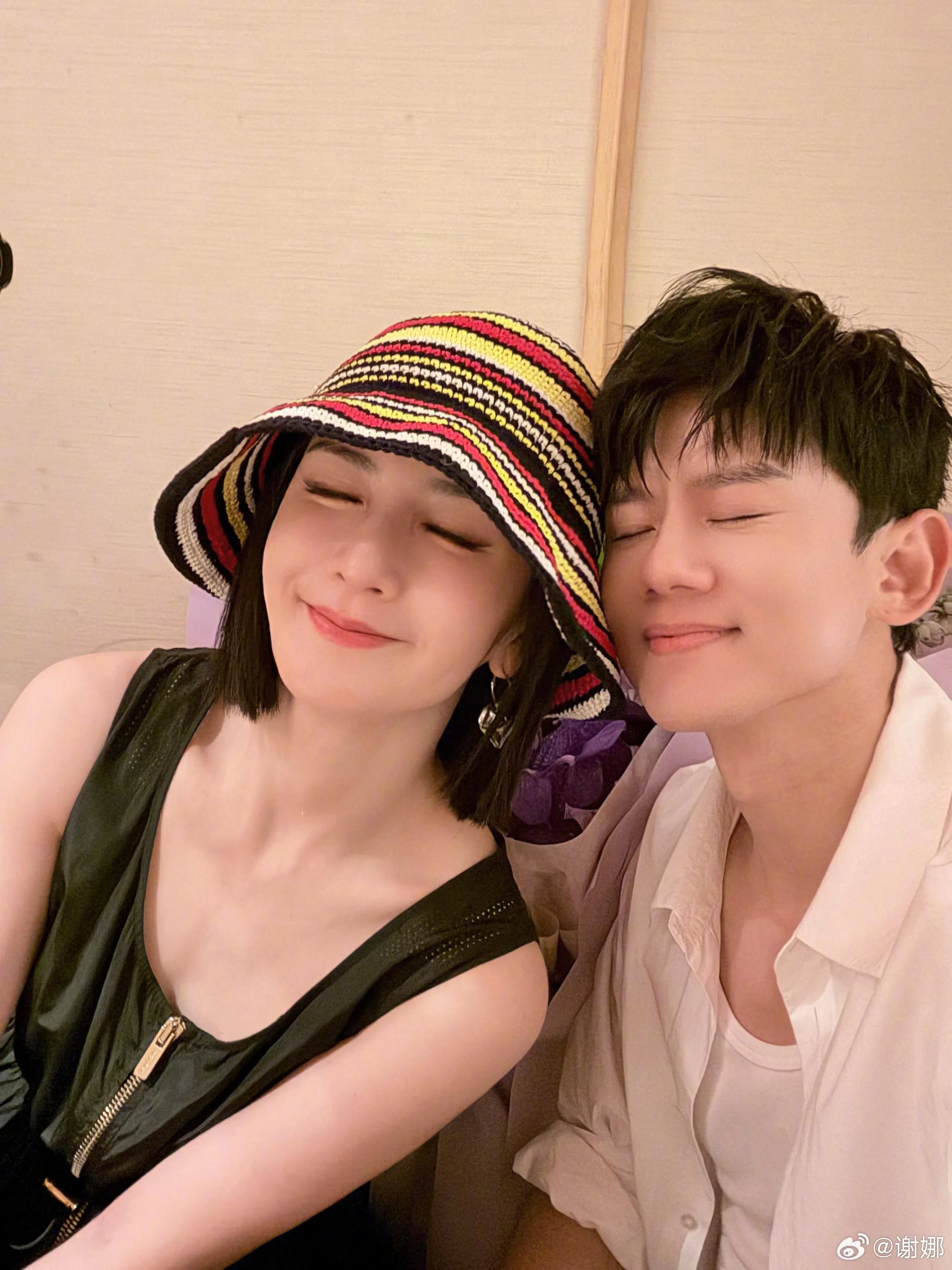 谢娜与张杰2011年结婚，育有一对双胞胎女儿。（取自谢娜微博）