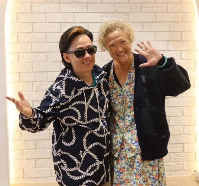 洪慧芳（左）和阿牛在贺岁片中饰演母子，戏外无所不聊。（档案照）