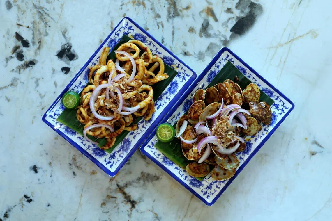 烧烤特调辣椒有早年街边摊风味，包括苏东（左）和啦啦等多种海鲜。（龙国雄摄）