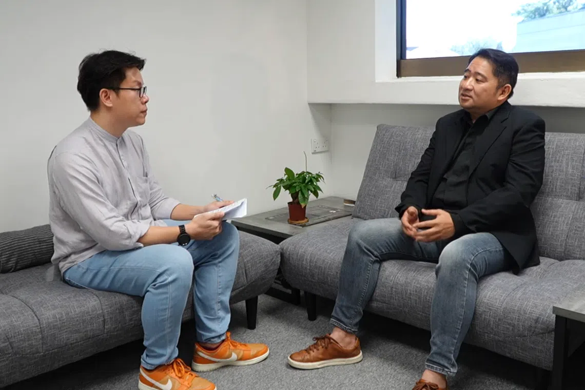 豪杰大厦分层地契管委会负责人吴家顺（右）透露，虽然警方已停止发放公共娱乐执照，大厦内仍有一间夜店还在营业。（视频截图）