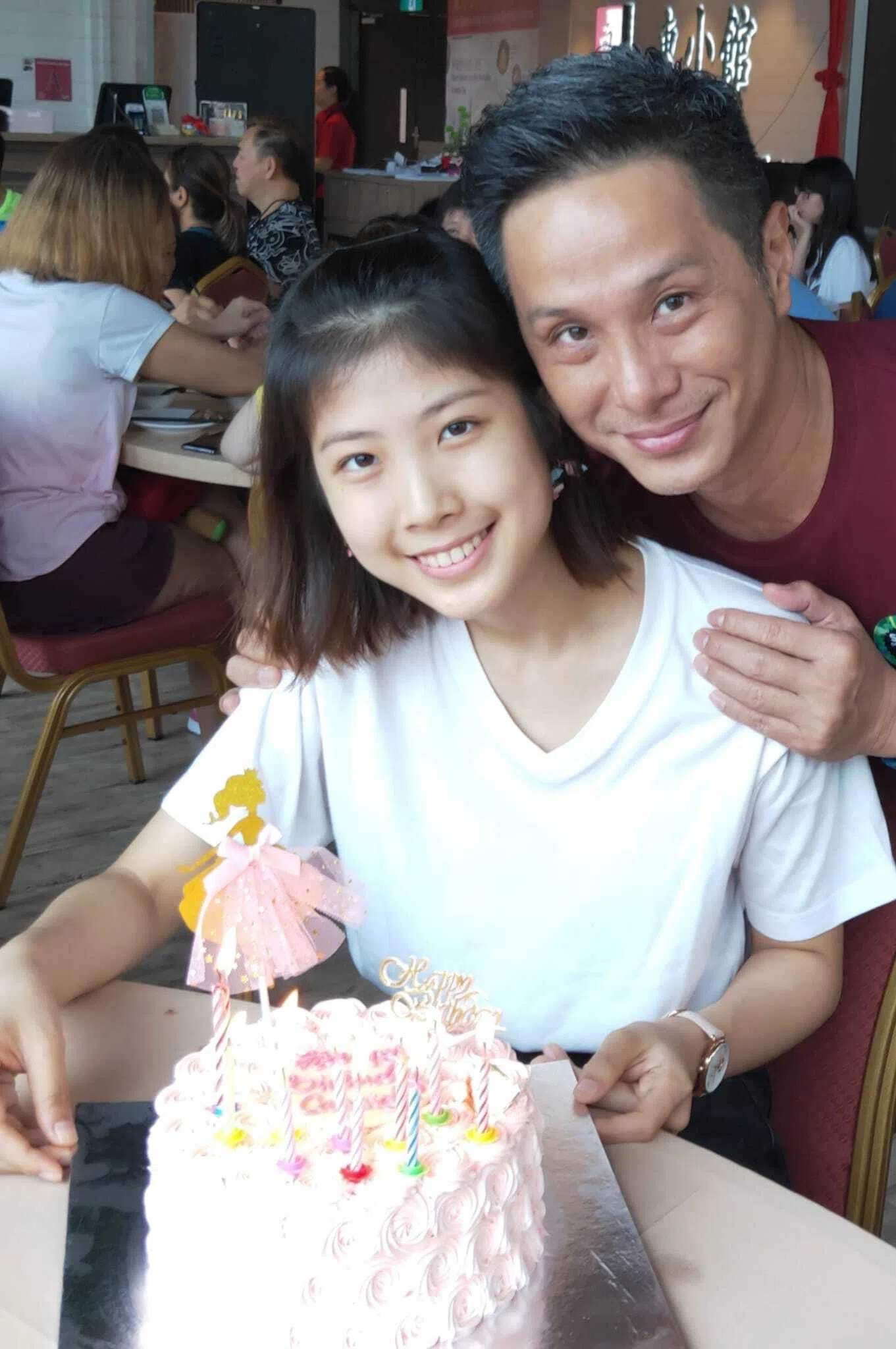 以前的小女孩长大成人，让身为父亲的钱翰群（右）倍感欣慰。（受访者提供）