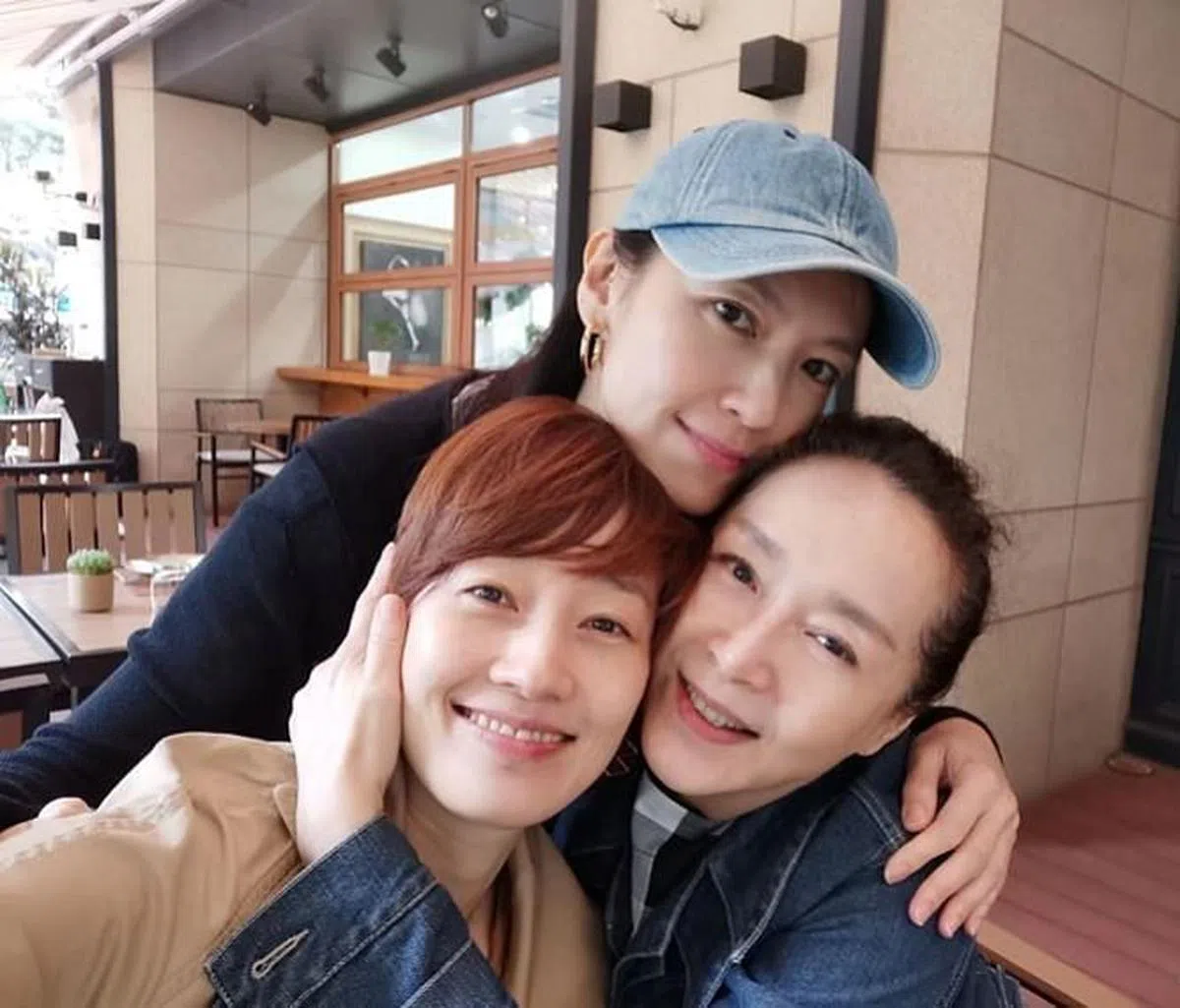 恬妞（右起）和林熙蕾、马伊琍感情很好。（取自艺人微博）