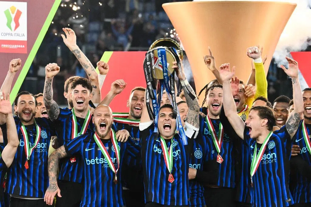 国际米兰（Inter Milan）在新加坡时间星期四（5月14日）凌晨举行的意大利杯决赛中以2比0击败拉齐奥（Lazio），在夺下意甲冠军后再度成功加冕成为“双冠王”。