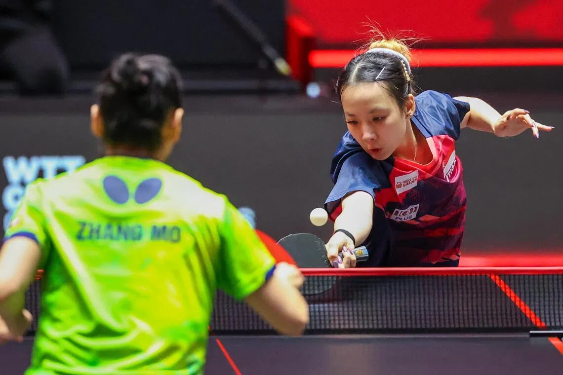 挑战经验比自己丰富的张墨，19岁的舒麟茜（右）胜利的关键是心态稳定。（吴先邦摄）