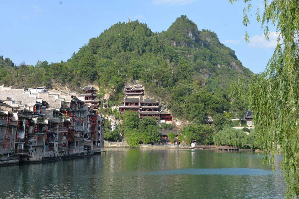 依山而建的镇远古镇青龙洞。（作者提供）