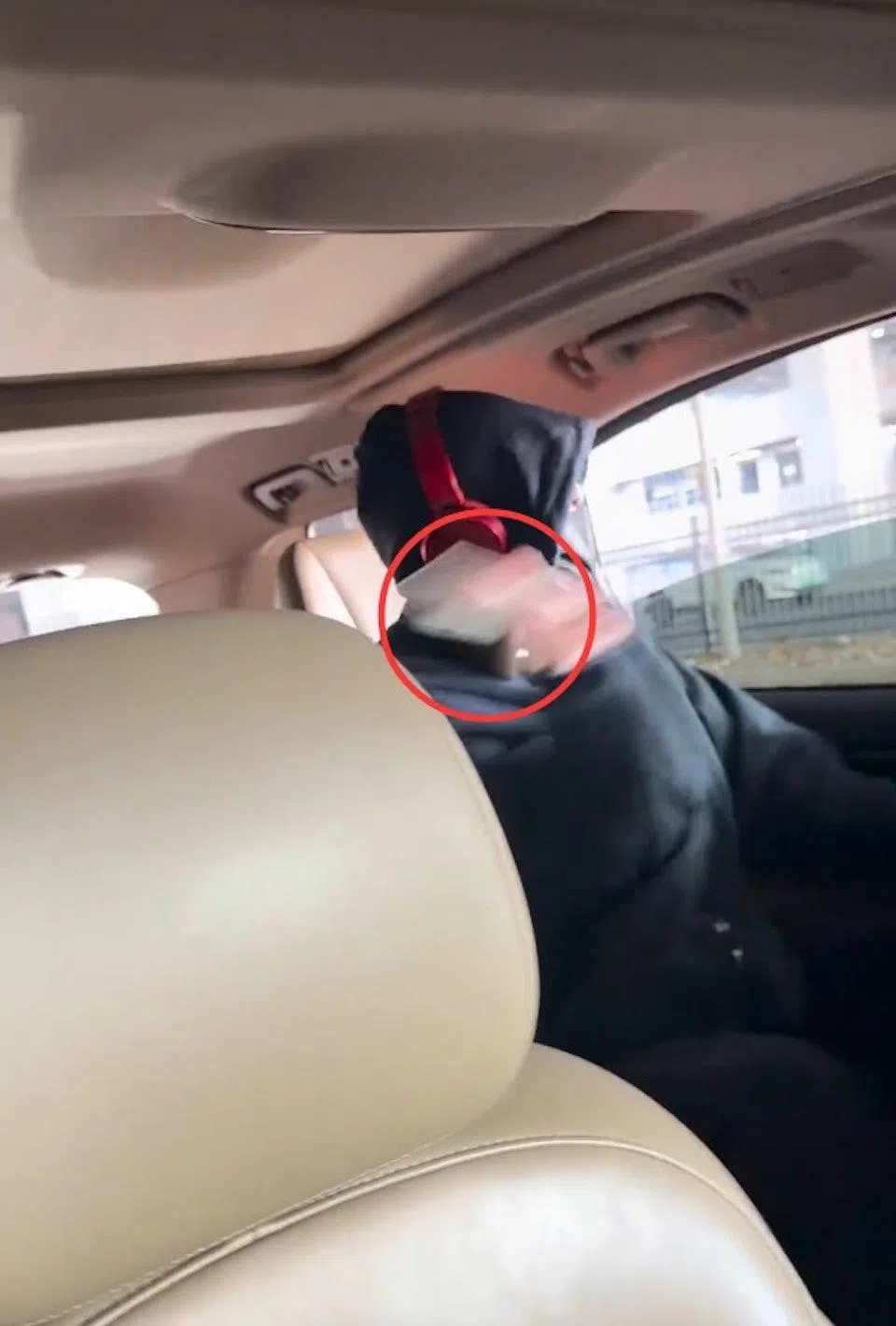 木子洋一把夺过跟拍者的手机，随即将手机狠狠地扔向车外远处。（互联网）