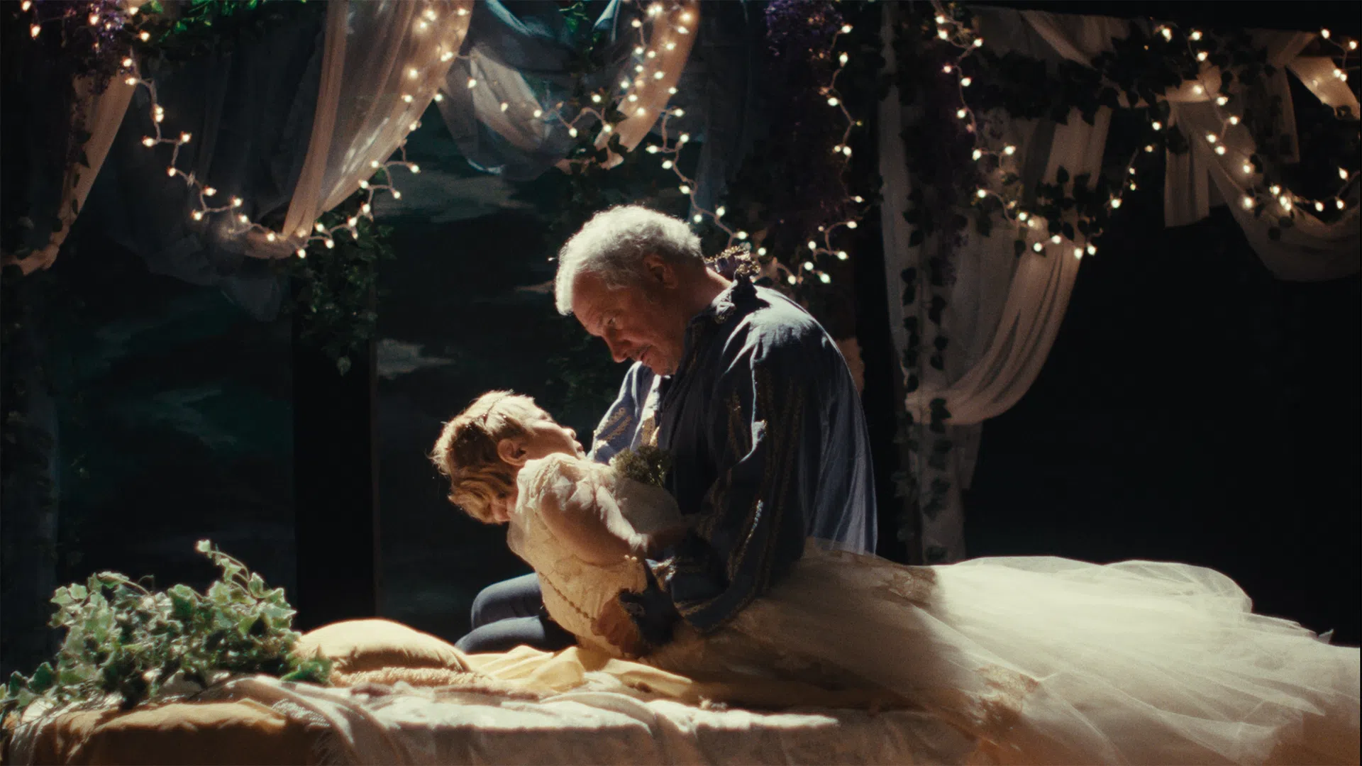 《灵灯》是一部关于借助友爱力量，与悲伤和解的疗愈电影。（The Projector提供）