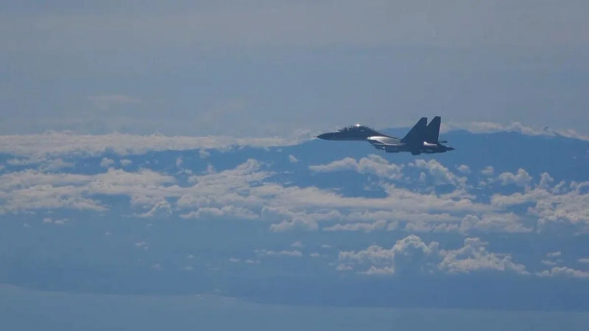 新华社8月5日发布东部战区在台湾周边海空域开展实战化联合演训照片，称“战机在执行抵近慑压任务”。（新华社）