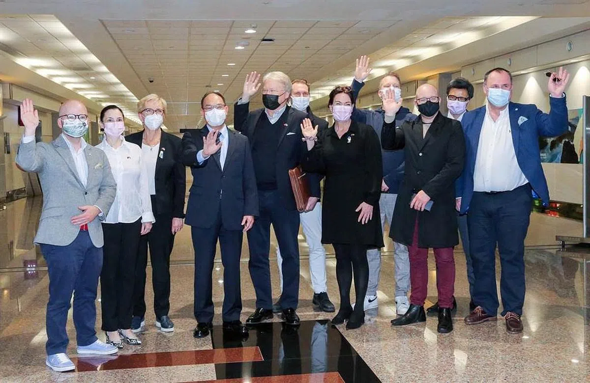 台湾-瑞典国会议员协会暨欧洲议会议员联合访团4月10日搭机抵台，由瑞典国会“台湾-瑞典国会议员协会”主席欧柏莉（左二）与瑞典籍的欧洲议会议员魏莫斯（左一）共同担任团长。台湾外交部政务次长曾厚仁（左四）前去接机。（互联网）
