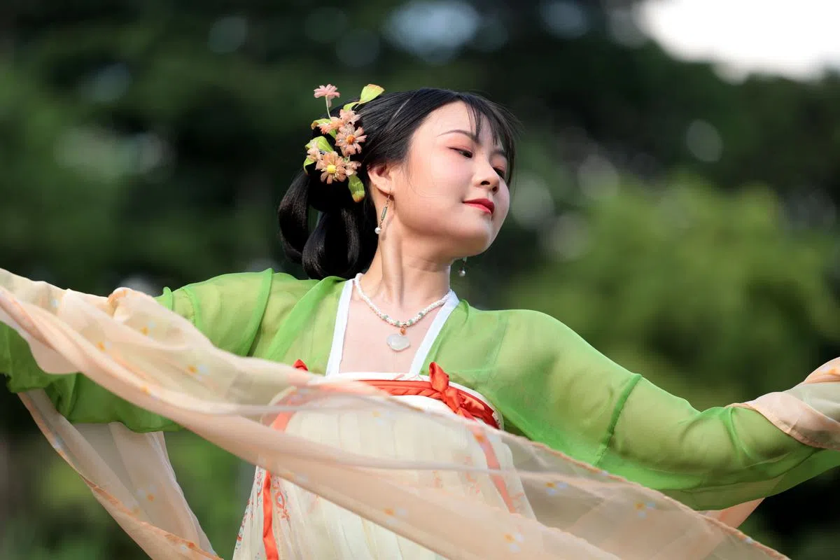 橘色披帛是唐制汉服常见的装饰物，与衫裙配搭，迎风飘然，更显仙气。