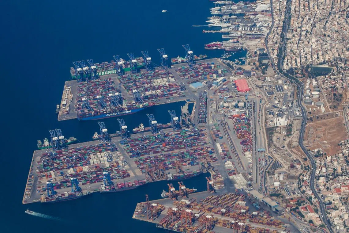 希腊比雷埃夫斯郊区佩拉马（Perama）中远集装箱码头鸟瞰图。（路透社）