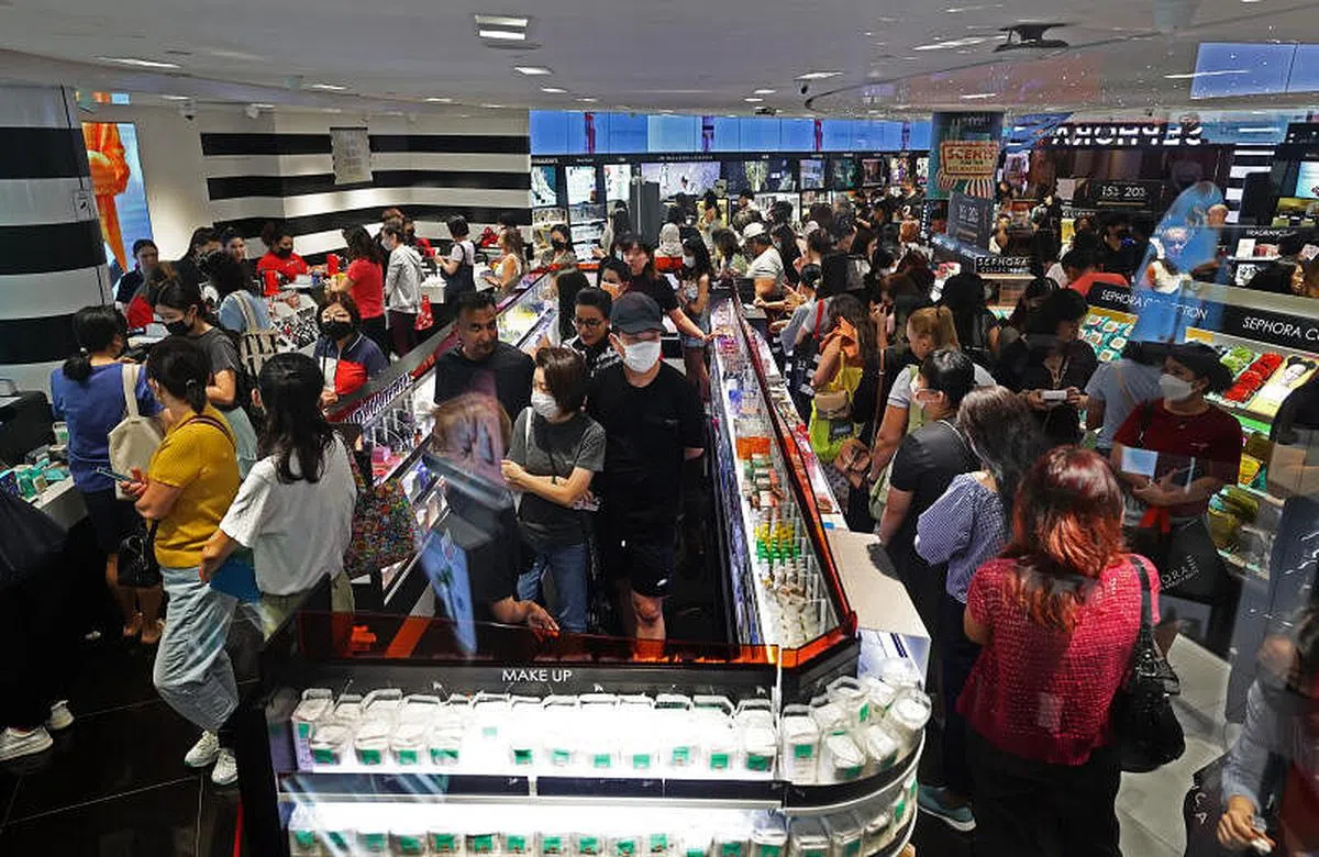 大型美妆零售店丝芙兰（Sephora）位于爱雍乌节（ION Orchard）的店面中午出现长达100多人的队伍。（陈渊庄摄）