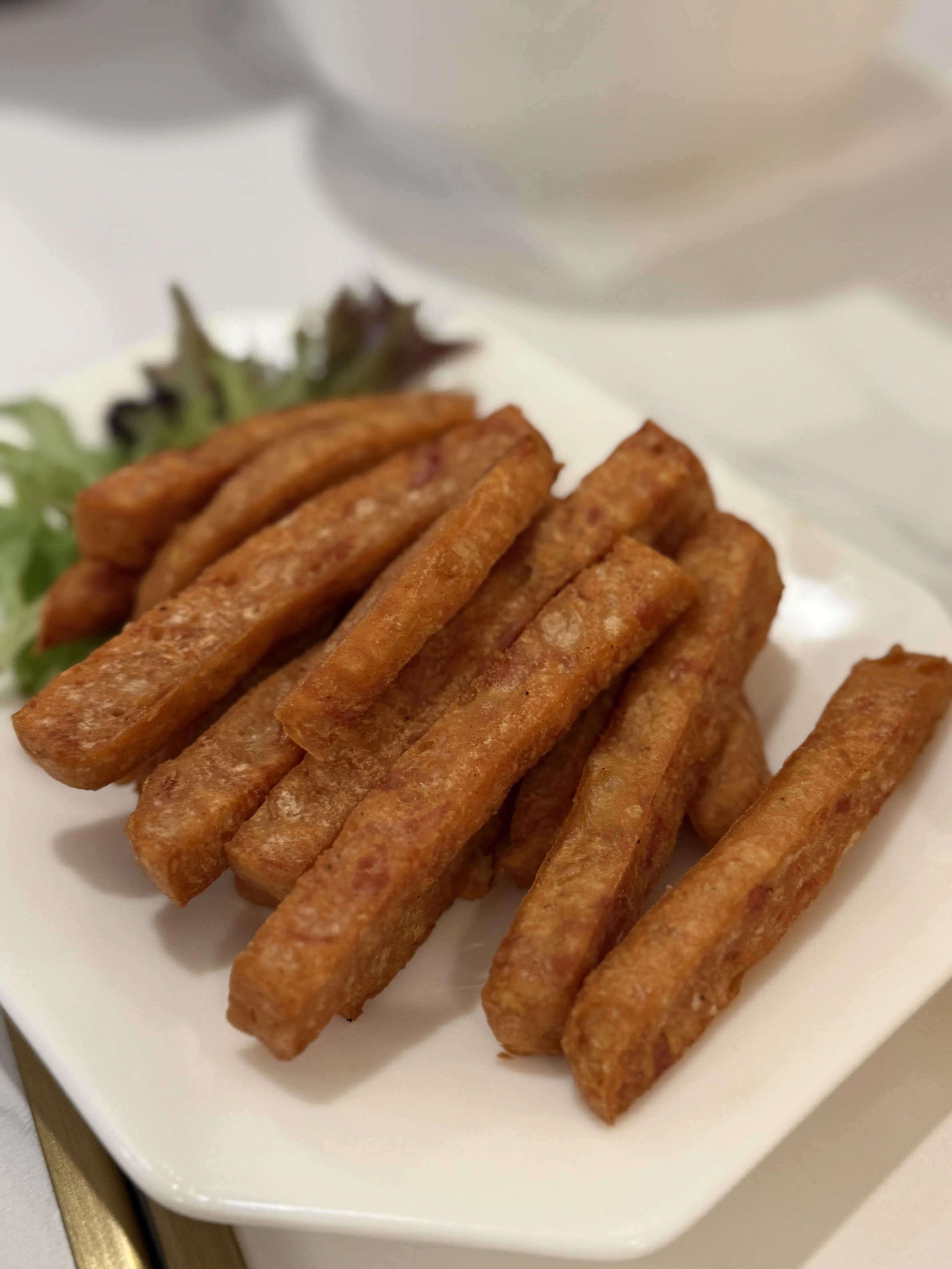 脆炸午餐肉条，充满咸香。（叶晓虹摄）