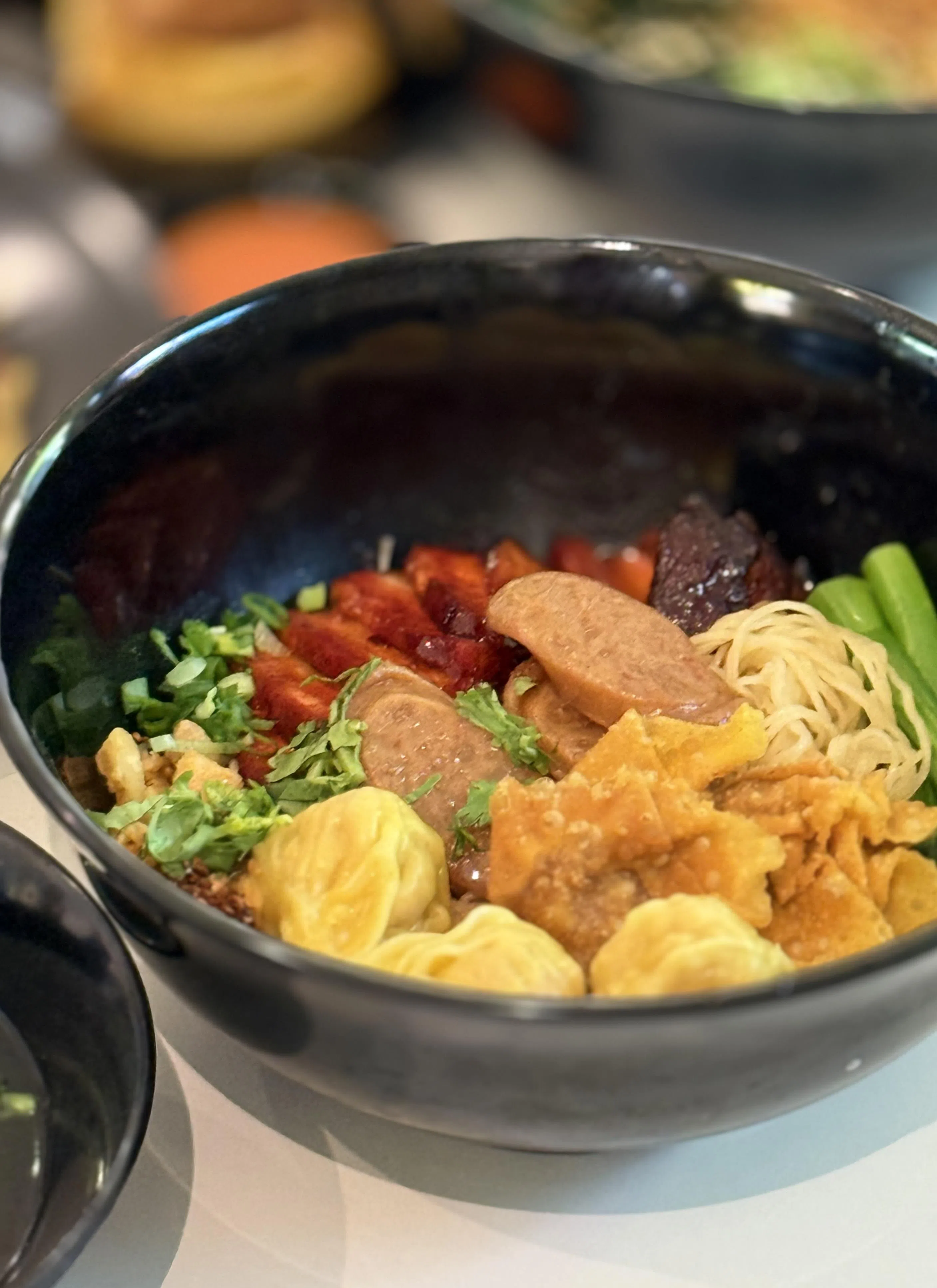 辉煌泰式云吞面的招牌牌泰式叉烧云吞面充满嚼劲，配料也十分丰富。（叶晓虹摄）