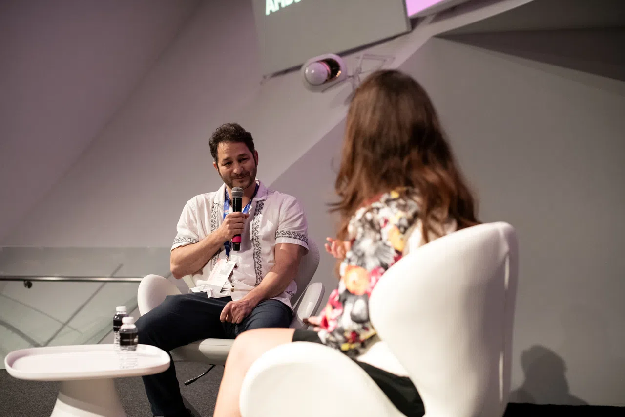 鲁宾（左）在映后交流会上坦言，AI科技的飞速进化是一把双刃剑，须谨慎运用。（Creator RenAIssance、艺术科学博物馆提供）