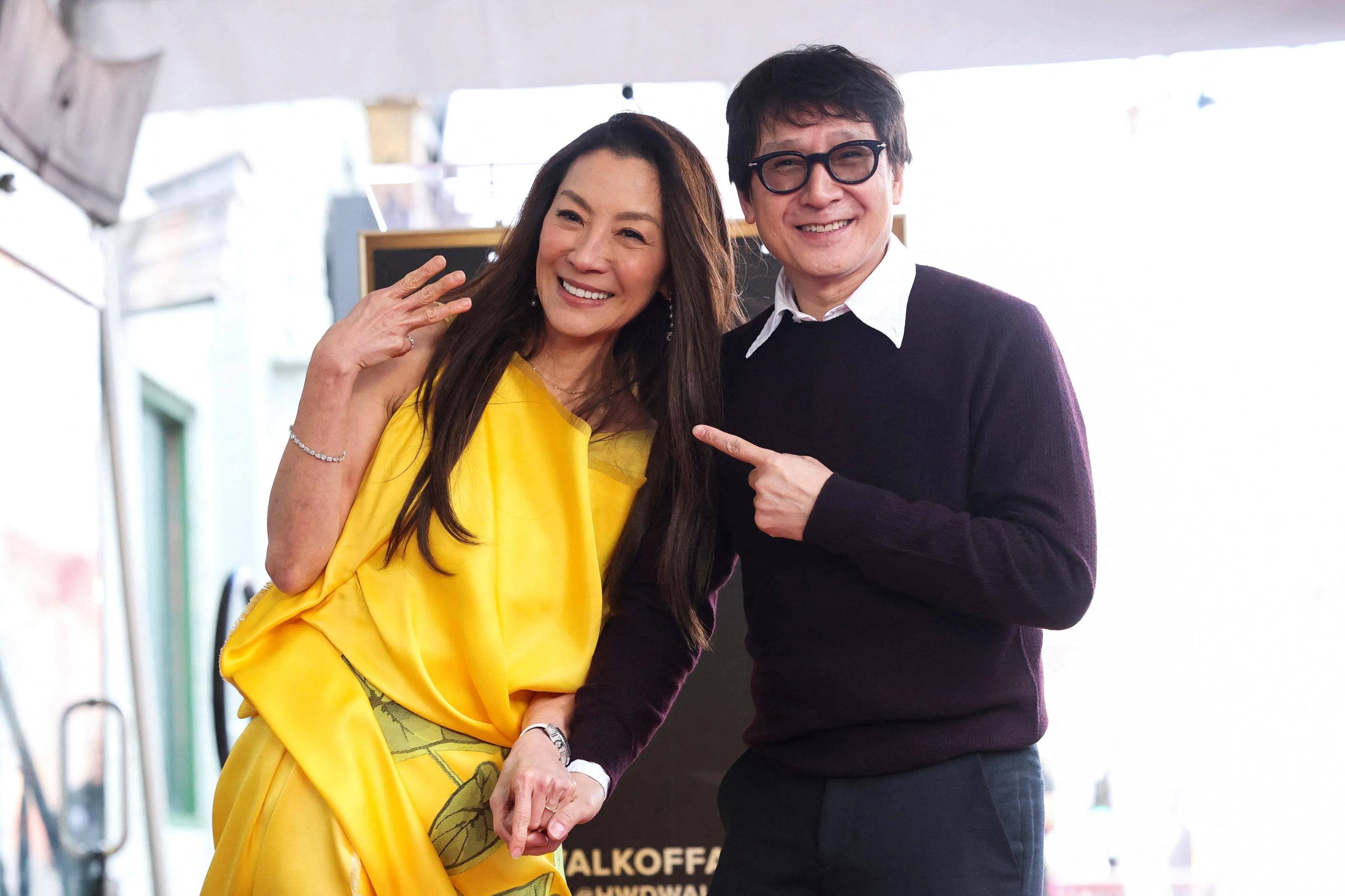 杨紫琼（左）在《天马行空》里的搭档关继威到场观礼并献上祝贺。（路透社）