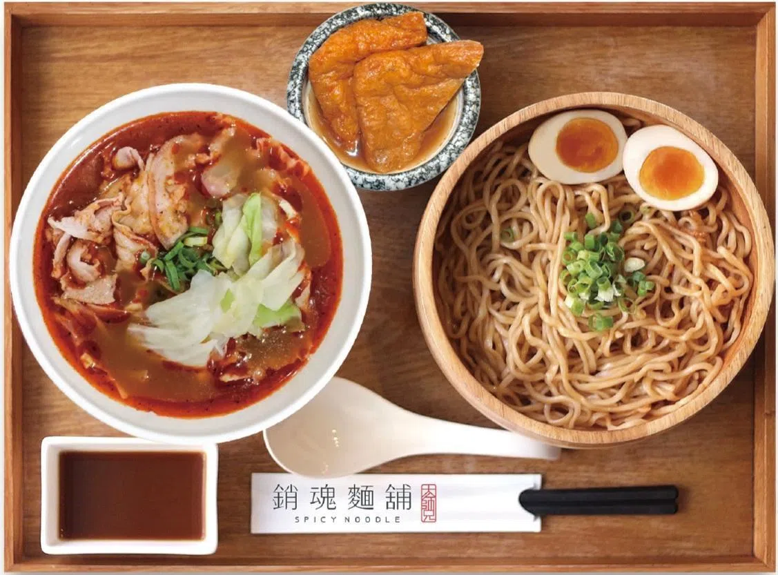 招牌销魂面套餐中的麻辣半菜半肉，即麻辣牛肉汤中有美国牛肉片，并附卤豆卜和溏心蛋作为配菜。（餐馆提供）