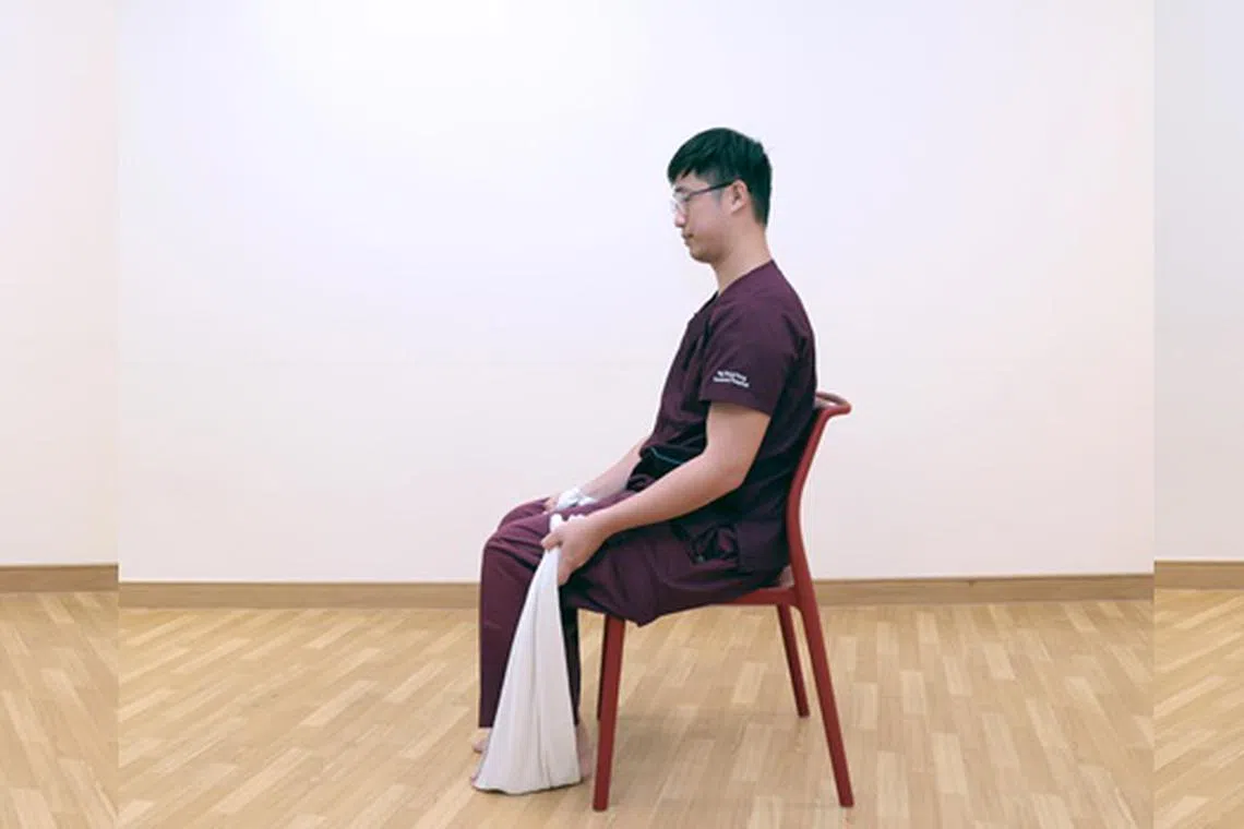 腿部伸展运动可锻炼腿部周围肌肉，也有助舒缓膝关节压力。（梁麒麟摄）