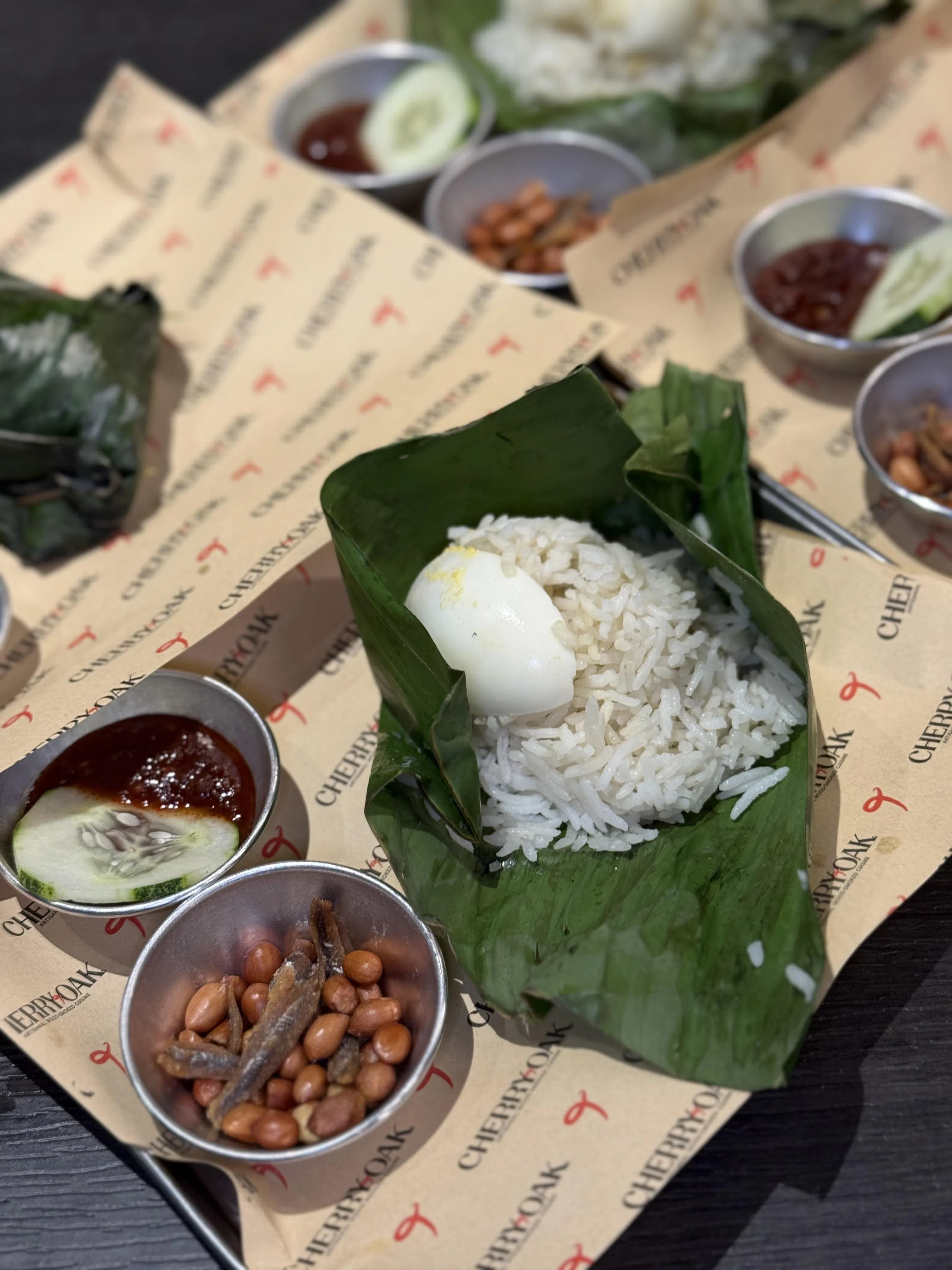 除了芒果沙拉与馒头，享用烟熏拼盘时推荐搭配烧烤椰浆饭。（叶晓虹摄）