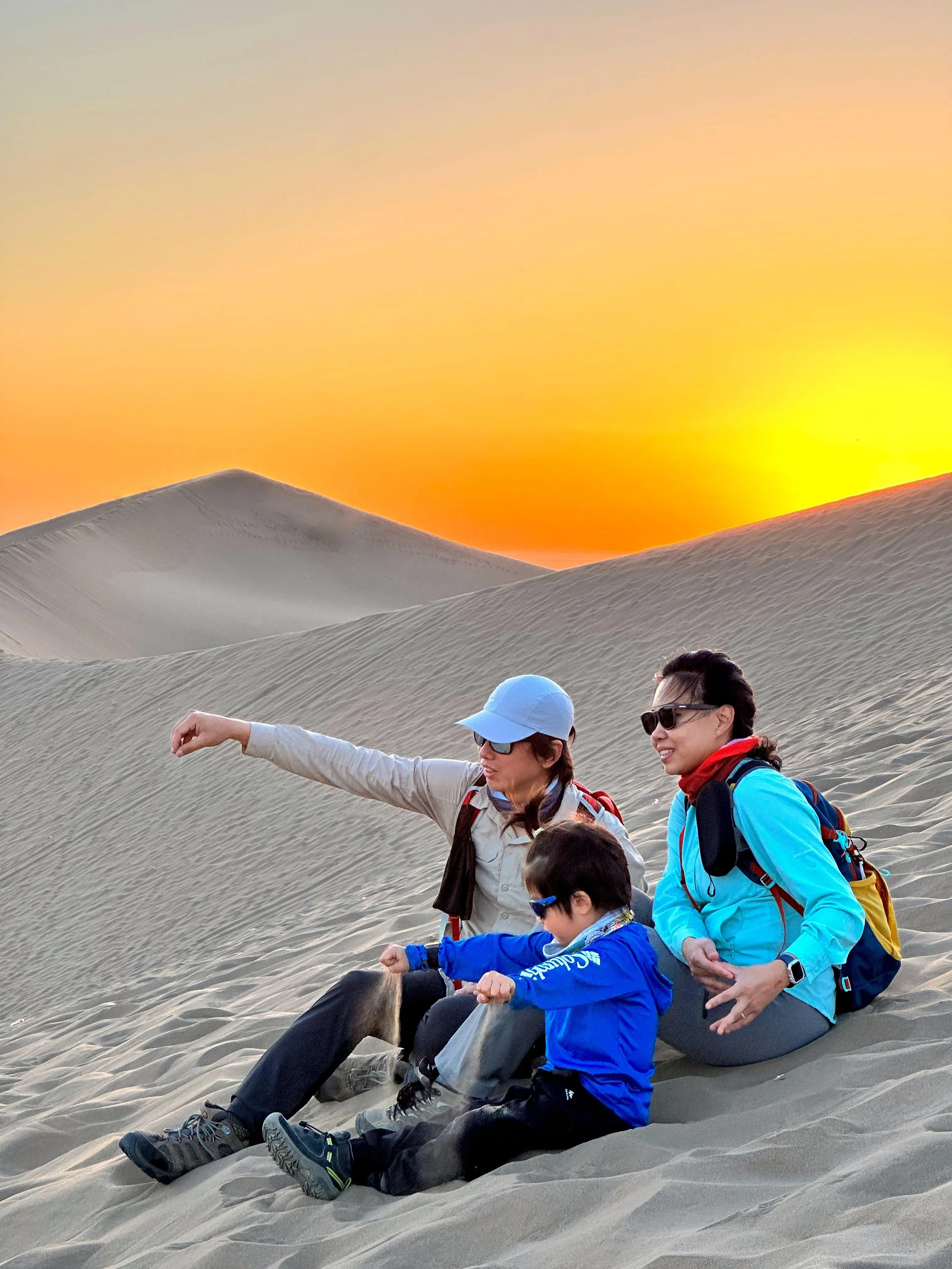 王家三口在中国敦煌古城鸣沙山欣赏日出，留下美好记忆。（受访者提供）