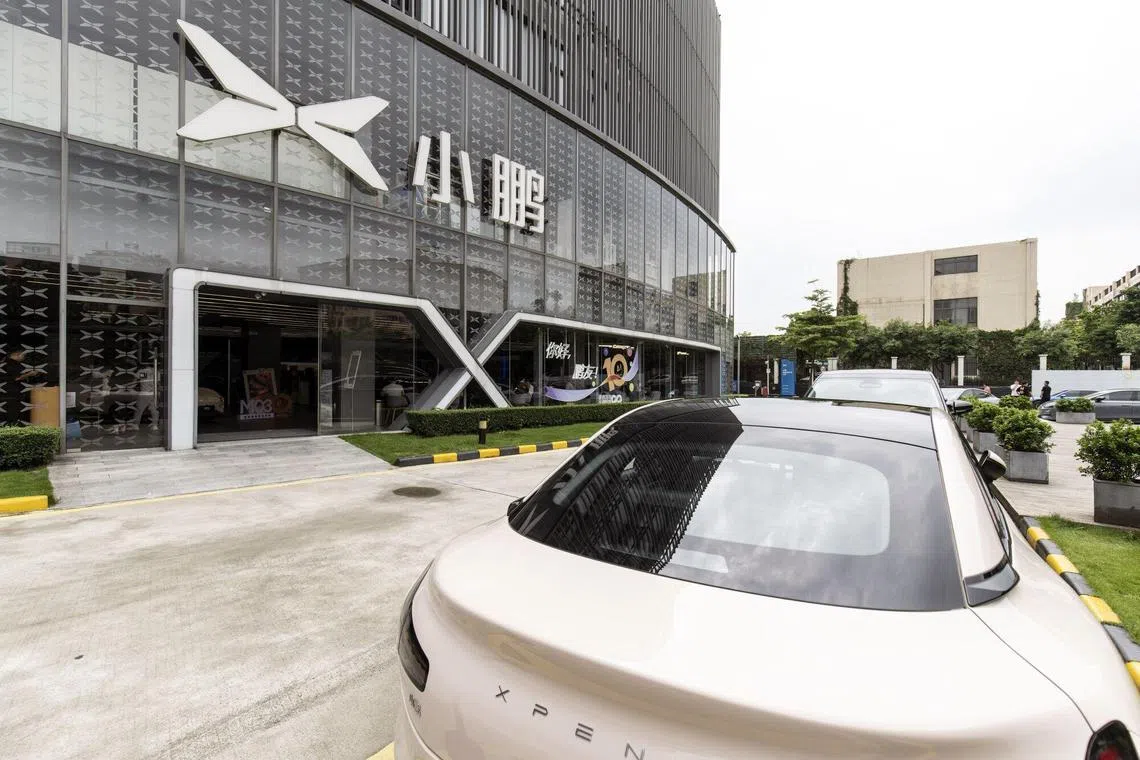 中国电动车制造商小鹏汽车正在欧洲寻找一个生产基地，希望减轻进口关税影响。图为小鹏汽车位于广州的总部。（彭博社）