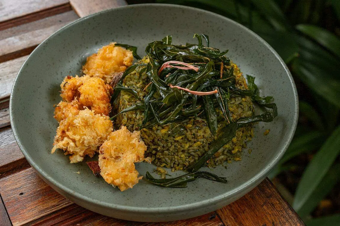 雨林炒饭，以木薯叶、炸花椰菜、香菇等组成。（餐馆提供）