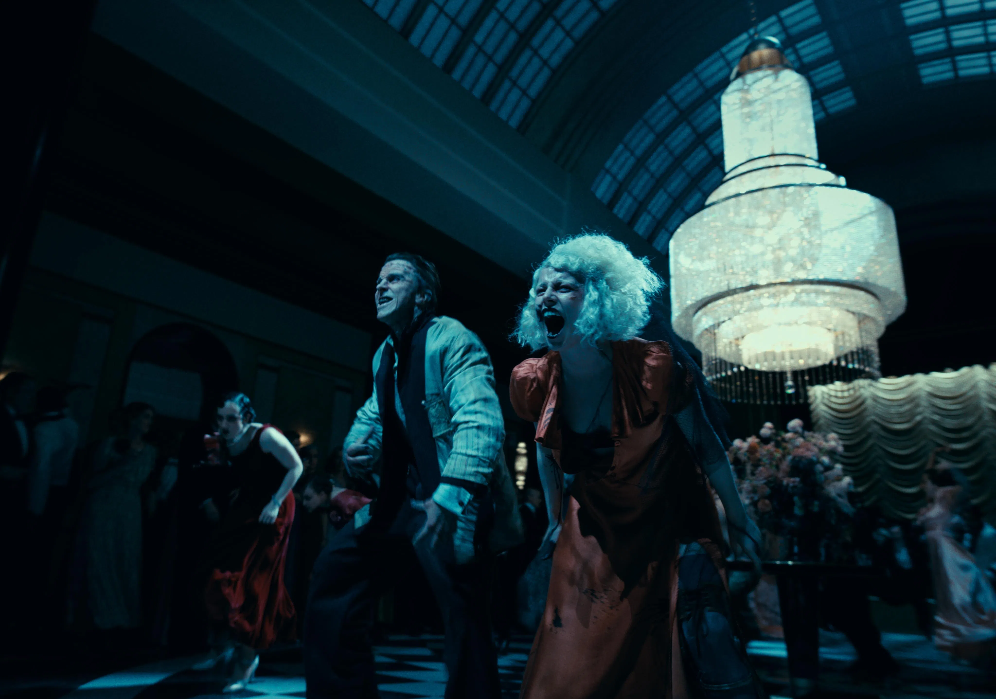 一对科学怪人夫妻的爱情，颠覆并重塑人们对“正常”的世俗认知。（华纳兄弟提供）