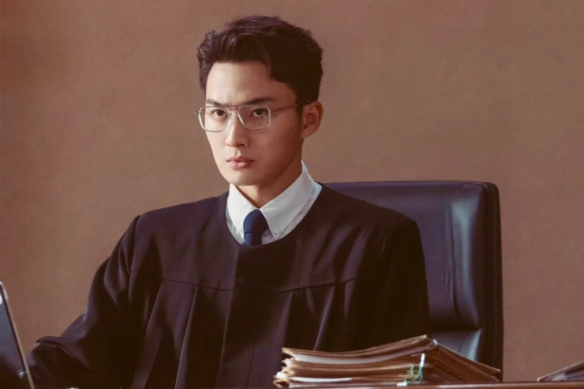 周嘉洛饰演的年轻裁判官郑邵文，在第二集亮相时便成功刷新了观众印象。（取自剧集微博）