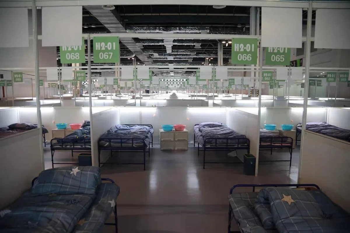 世博展览馆临时集中隔离收治点3月26日启用，但有网民认为隔离点的环境不尽人意。（新华社）