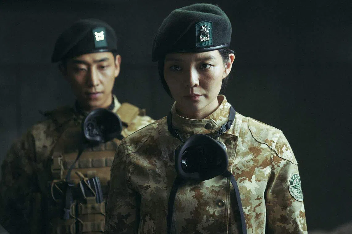 李絮（前者）的军装打扮非常帅气。（Netflix提供）