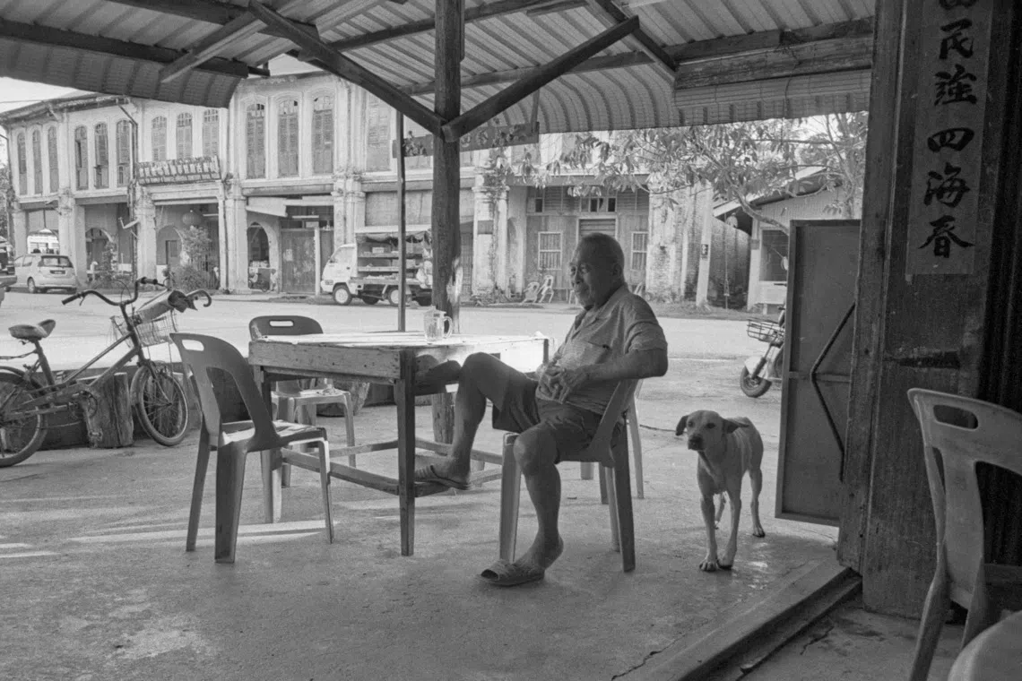 马来西亚义兴茶室的外观虽陈旧斑驳，却已为怡保甲板街坊服务逾90载。（新加坡华族文化中心提供）