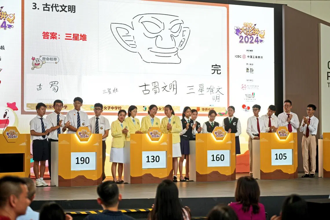 由新报业媒体华文媒体集团与南洋女子中学校联办的第11届“全国华文大比拼”4月27日（星期六）在榜鹅综合社区中心（One Punggol）举行。来自圣加俾尔中学的队伍（左一）以30分的明显优势惊喜夺冠。（档案照片）