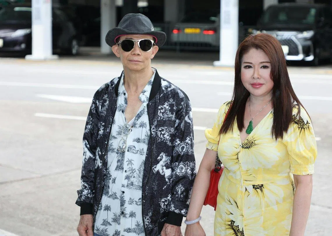 梅启明（左）10日与泰籍女友查颂美一起出席记者会，交代婚礼及婚宴摆酒详情。（互联网）