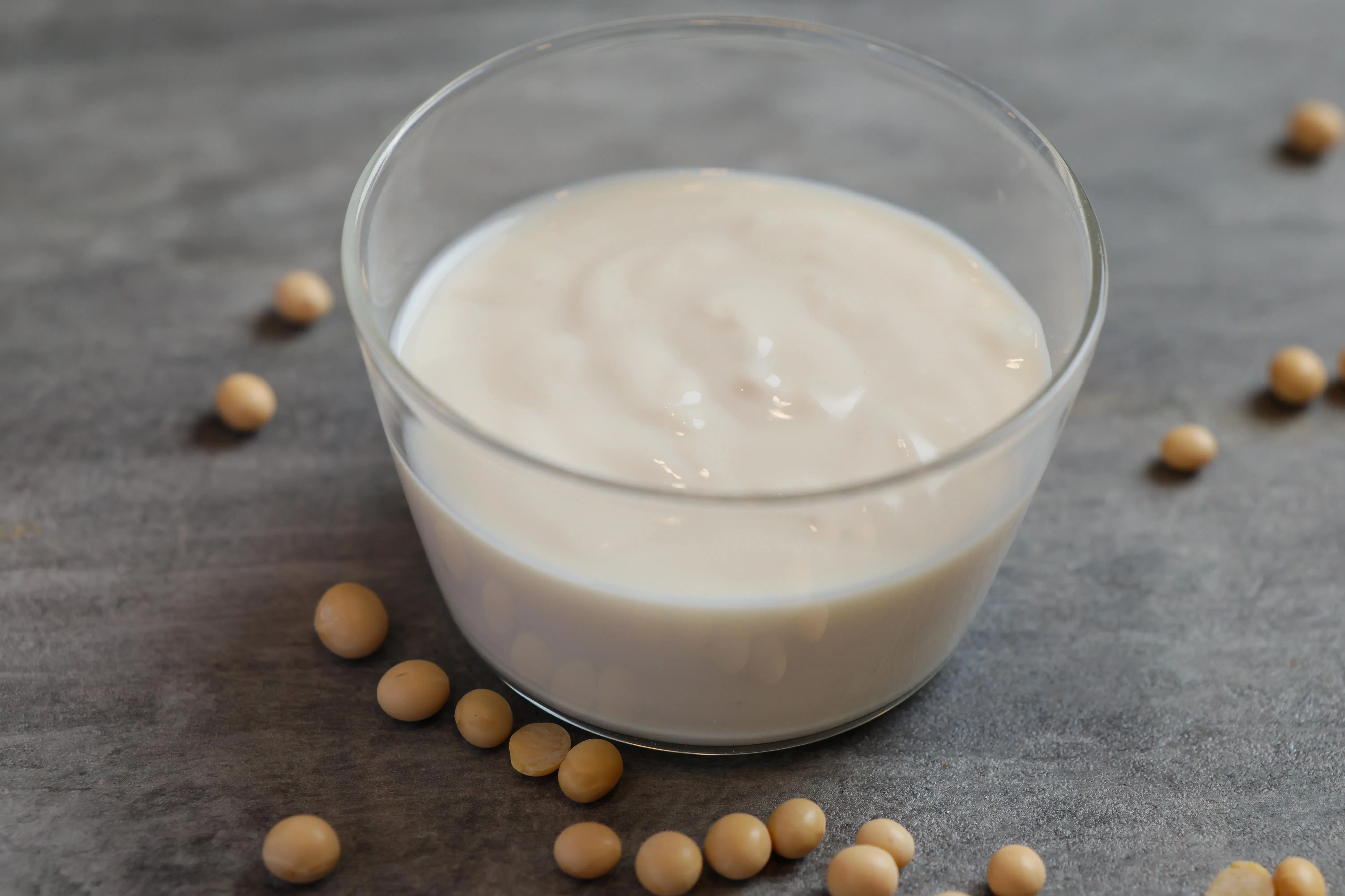 以豆浆制成的酸奶，口感和质地与乳制酸奶大同小异。（龙国雄摄）